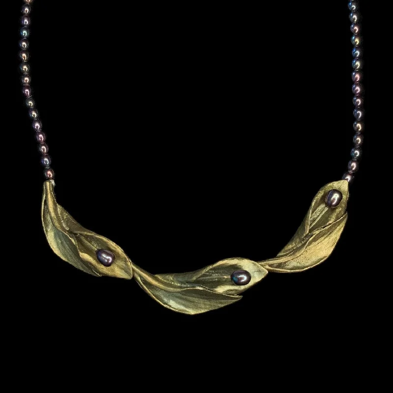 Ladies necklaces old gem shine -Hosta Necklace - Pearls